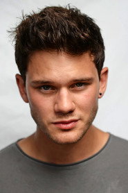 Jeremy Irvine — მსახიობი
